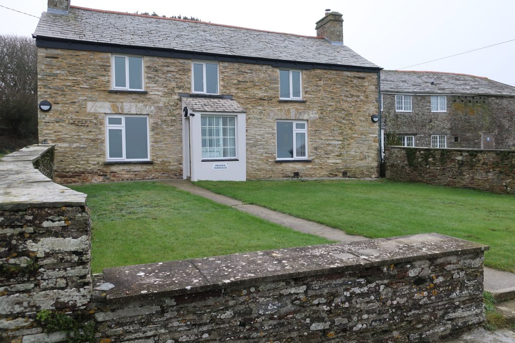 ff d56ab7bd395ae5a65d51c648d05dd33d ff front of farmhouse 2